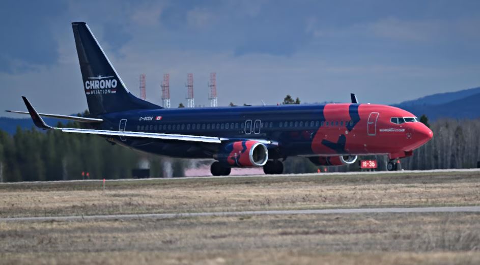 Un Boeing 737 de Chrono Aviation sur une piste d'atterrissage.
