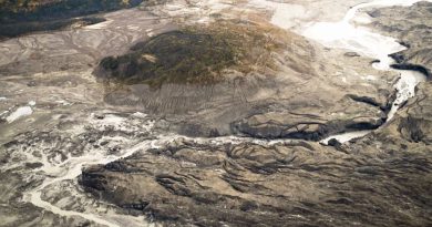 Vue aérienne du canyon charriant désormais l’eau du glacier loin de la rivière Slims et dans le lit de la rivière Kaskawulsh.