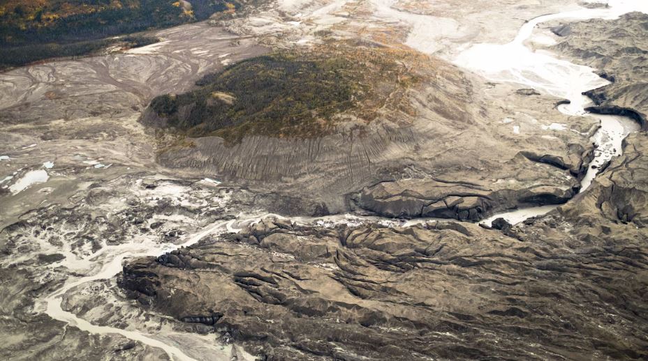 Vue aérienne du canyon charriant désormais l’eau du glacier loin de la rivière Slims et dans le lit de la rivière Kaskawulsh.