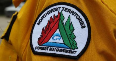 Un écusson du service forestier des Territoires du Nord-Ouest.