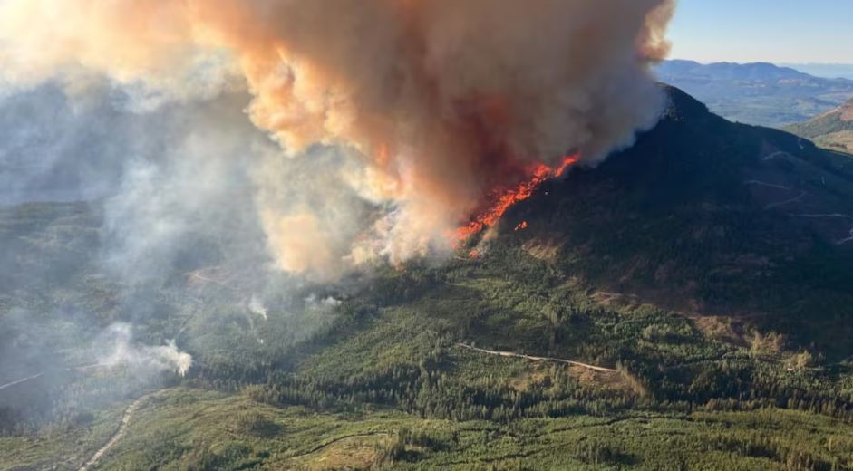 Vue aérienne d'un incendie de forêt sur le mont Underwood.