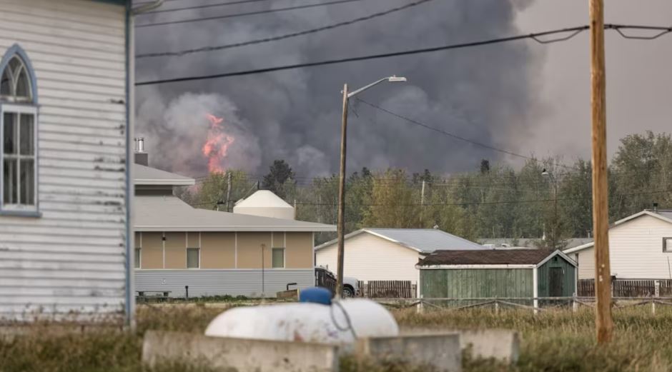 Aux T.N.-O., former des pompiers locaux contre les feux de forêt