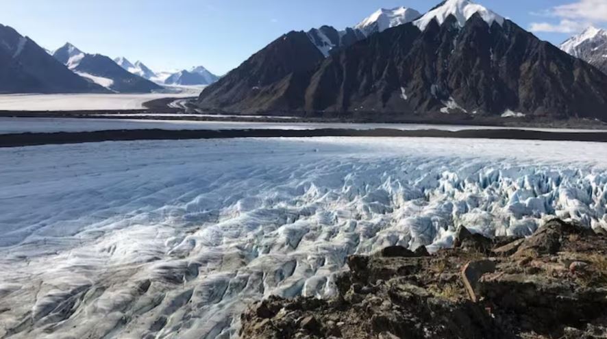 De hautes montagnes entourant un glacier.