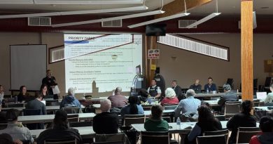 Un public assiste à une présentation de la GRC.