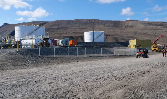Les réservoirs de la station de Nanisivik.
