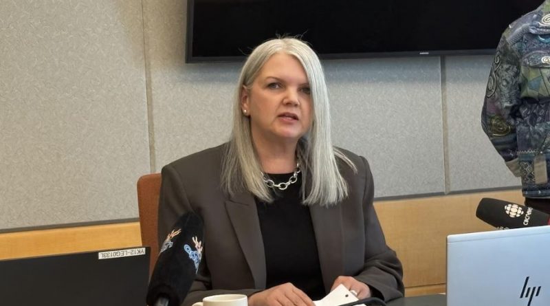 Jo Ann Schwartz, du Bureau de la vérificatrice générale du Canada, parle devant des microphones.