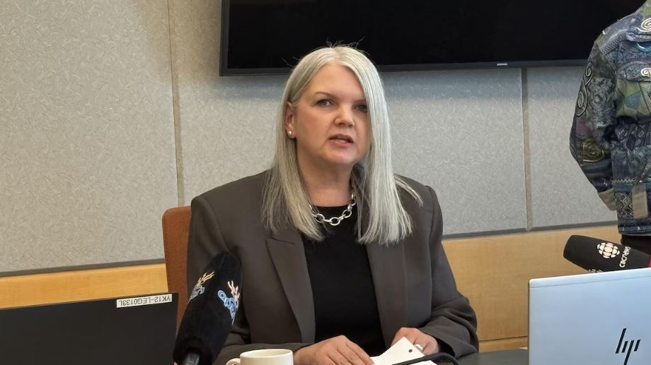 Jo Ann Schwartz, du Bureau de la vérificatrice générale du Canada, parle devant des microphones.