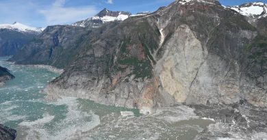 Une photographie du fjord Tracy Arm et des dommages causés par le passage du tsunami.
