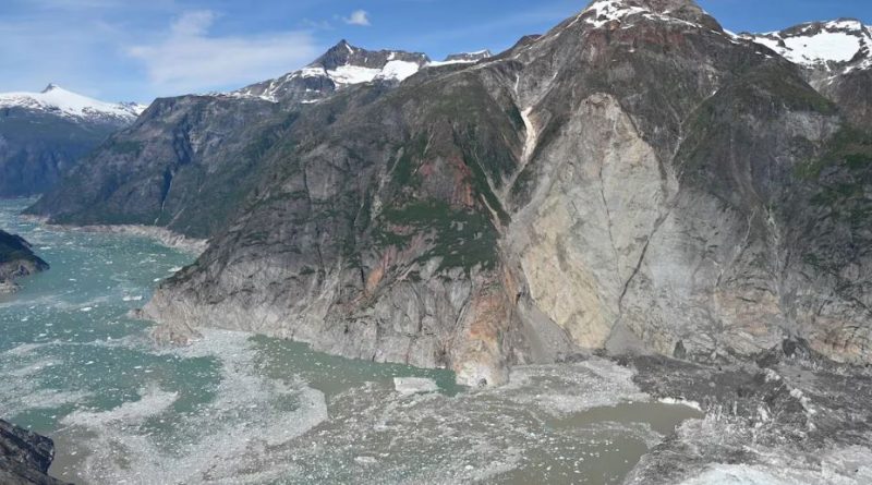 Une photographie du fjord Tracy Arm et des dommages causés par le passage du tsunami.