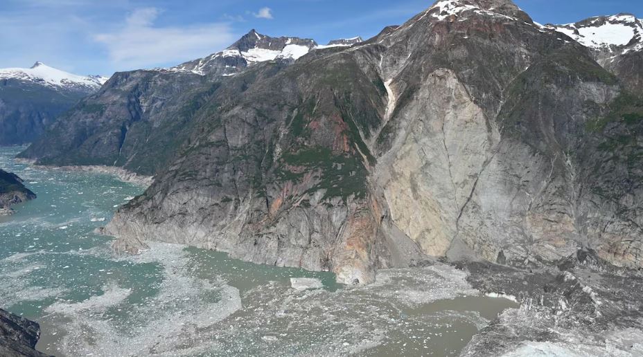 Une photographie du fjord Tracy Arm et des dommages causés par le passage du tsunami.