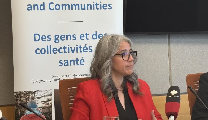 Lisa Semmler, ministre de la Santé et des Services sociaux des T.N.-O., en conférence de presse.