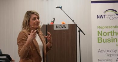 La ministre Mélanie Joly parle devant un micro.