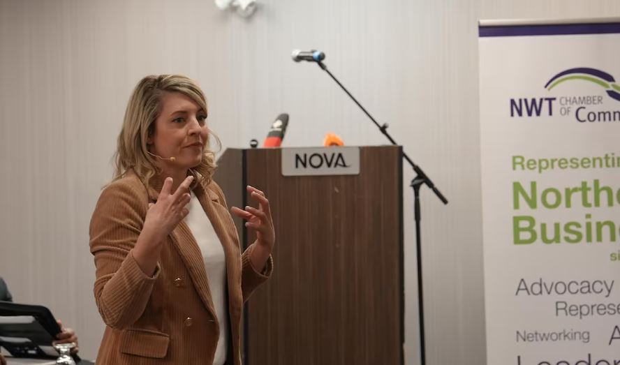 La ministre Mélanie Joly parle devant un micro.