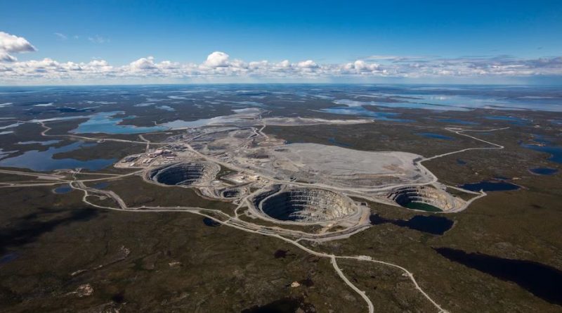 Vue aérienne de la mine à ciel ouvert.