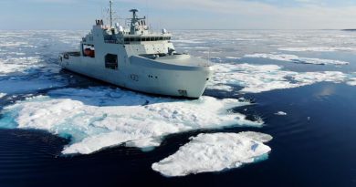 Un navire militaire navigue dans les glaces.
