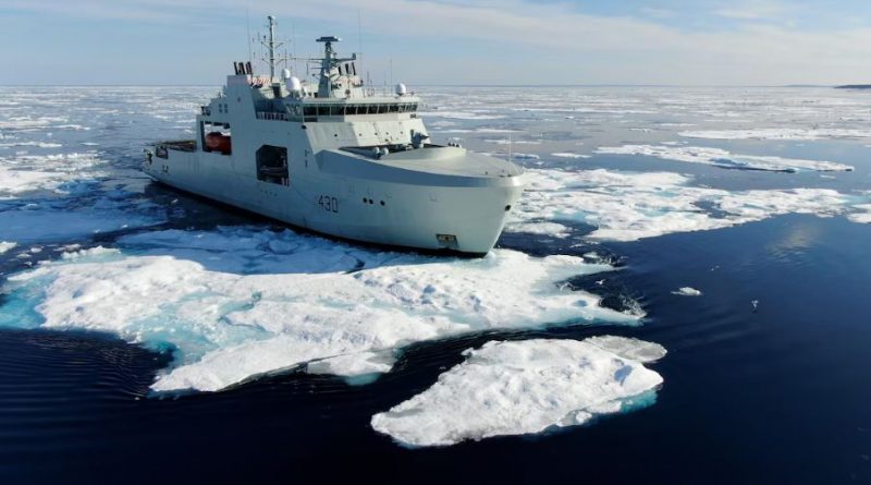 Un navire militaire navigue dans les glaces.