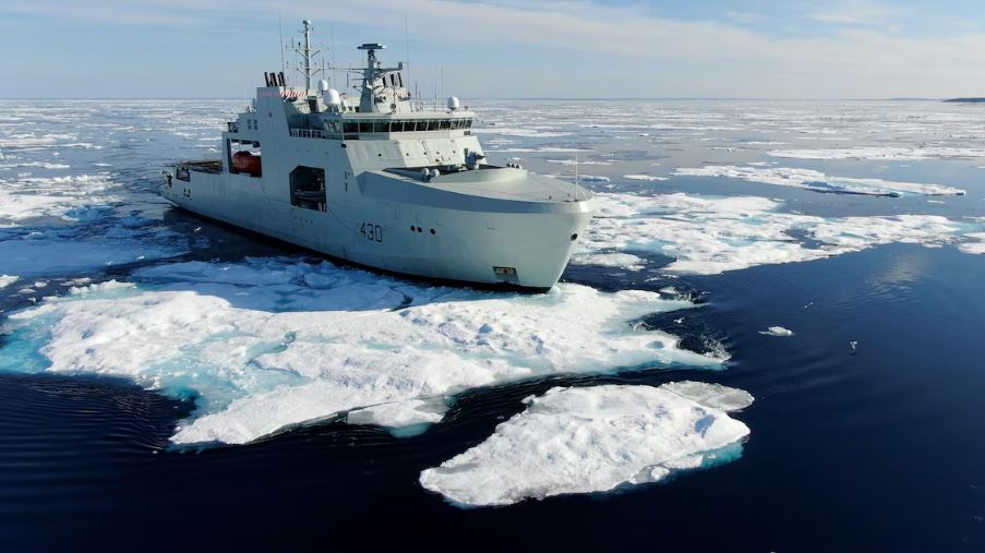 Un navire militaire navigue dans les glaces.