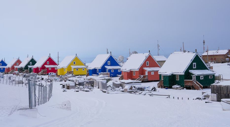 Des maisons en rangée.