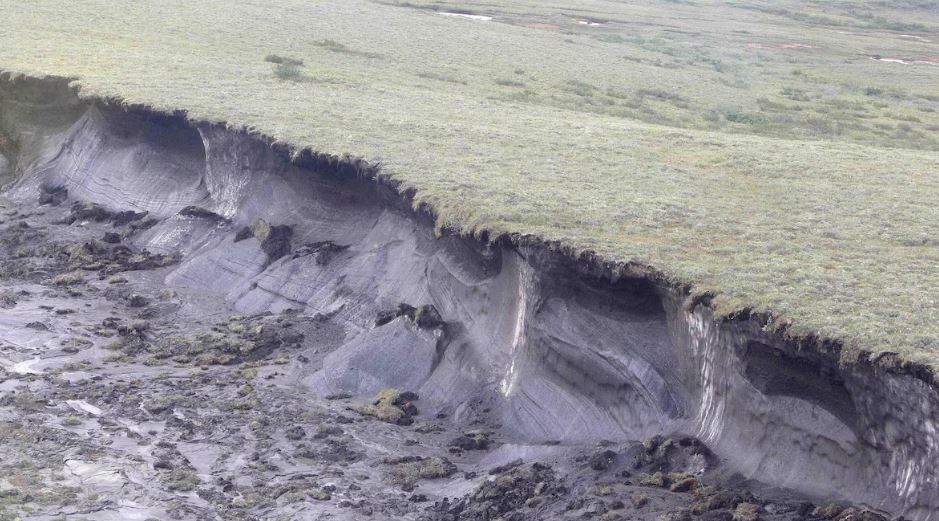 Une colline de pergélisol s'effondre dans le delta du fleuve Mackenzie.