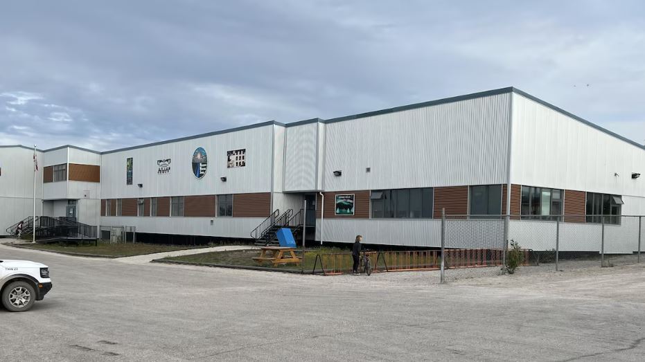 Un bâtiment, en juin 2024, à Norman Wells, aux Territoires du Nord-Ouest.