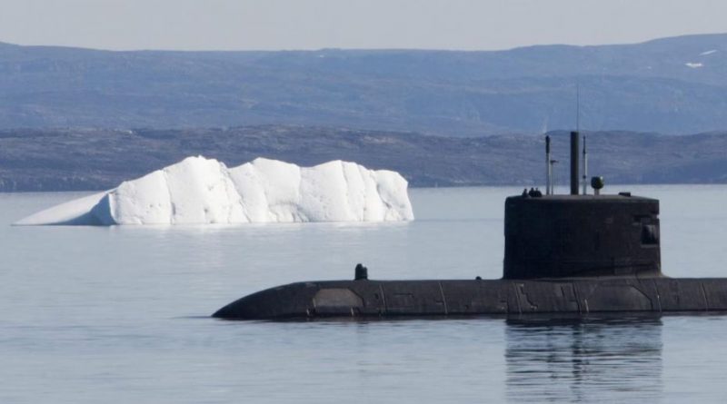 Un sous-marin faisant surface près d'un iceberg.