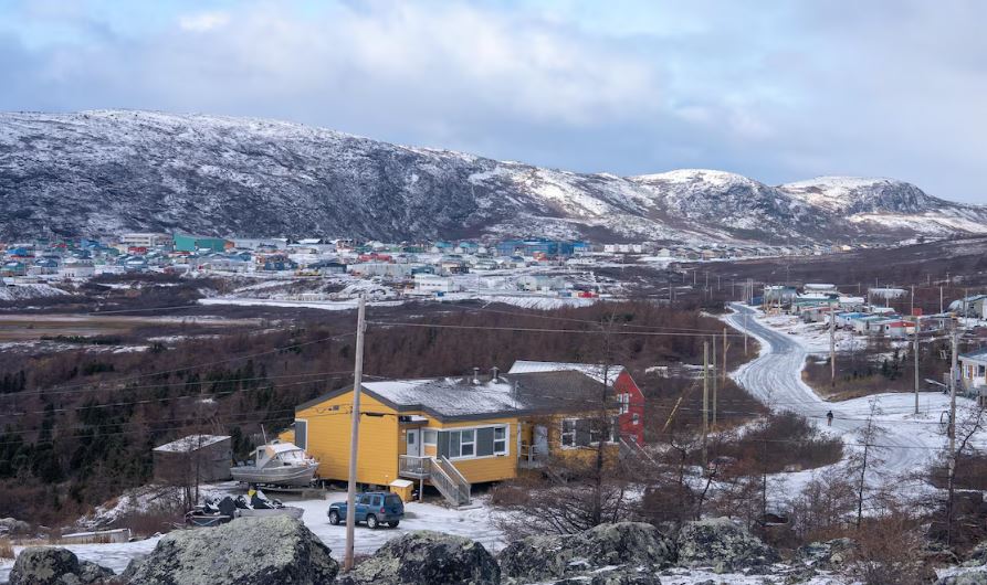 Des maisons du village de Kangiqsualujjuaq.