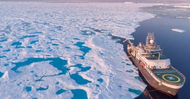 Un navire brise-glace fait de l'exploration dans l'océan Arctique.