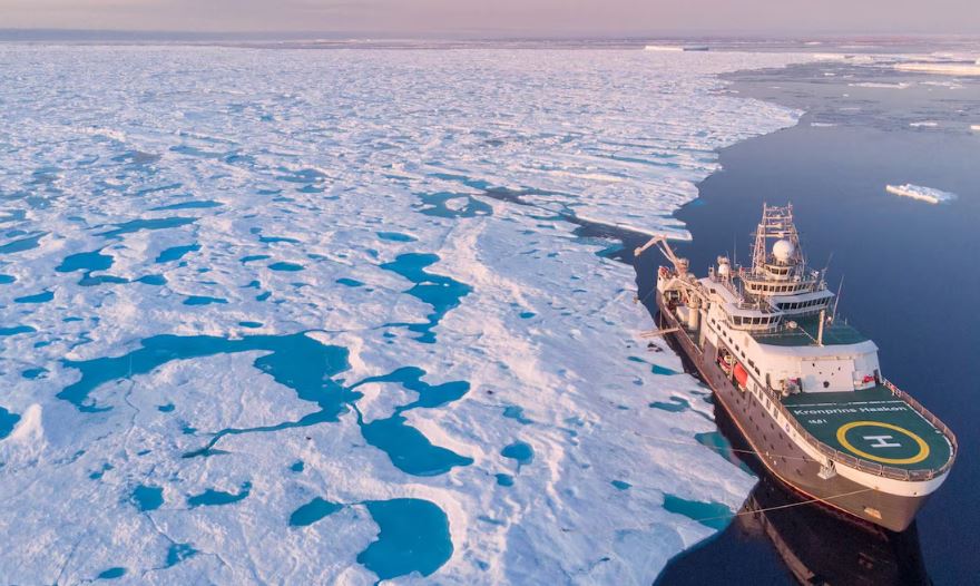 Un navire brise-glace fait de l'exploration dans l'océan Arctique.