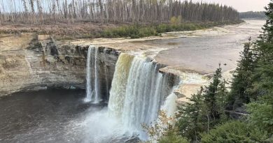 Les chutes Alexandra, vues de haut depuis une plate-forme d'observation.