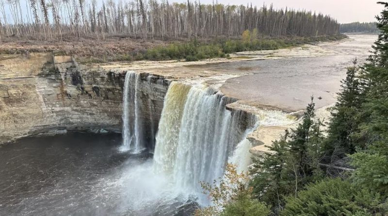 Les chutes Alexandra, vues de haut depuis une plate-forme d'observation.