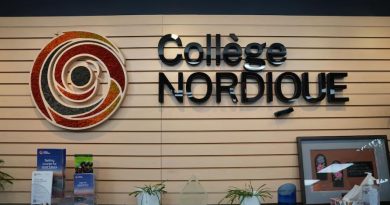L'enseigne et le logo du Collège nordique francophone.