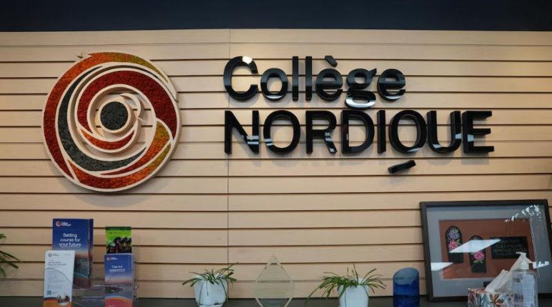 L'enseigne et le logo du Collège nordique francophone.