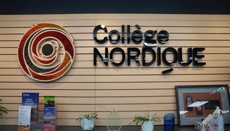 L'enseigne et le logo du Collège nordique francophone.