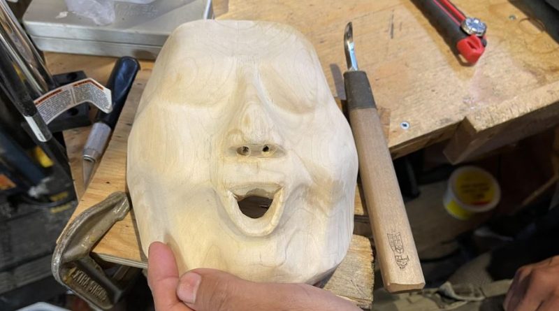 Un masque de bois.
