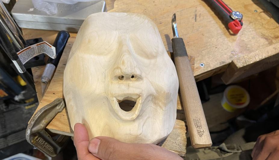 Un masque de bois.