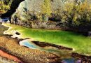 Une rivière orange et acide au Yukon.