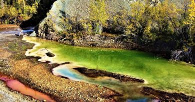 Une rivière orange et acide au Yukon.