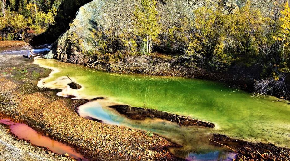 Une rivière orange et acide au Yukon.