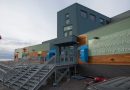 L'entrée de l'école secondaire Tugaalik à Naujaat au Nunavut.