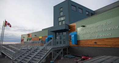 L'entrée de l'école secondaire Tugaalik à Naujaat au Nunavut.
