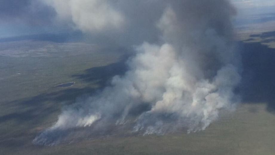 Feu de forêt vu des airs, en 2021, aux Territoires du Nord-Ouest.