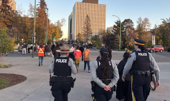 Des agents de la GRC suivent la marche à Yellowknife, le 18 septembre.