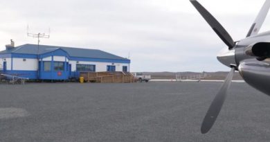 L'hélice d'un avion sur le tarmac de l'aéroport de Sanikiluaq, au Nunavut, en octobre 2021.