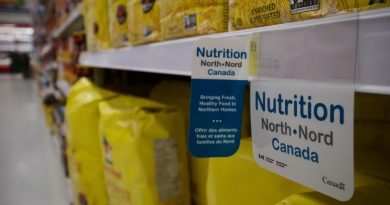 Étagère d'épicerie avec enseigne qui dit Nutrition North Nord Canada, en décembre 2023 à Iqaluit, au Nunavut.