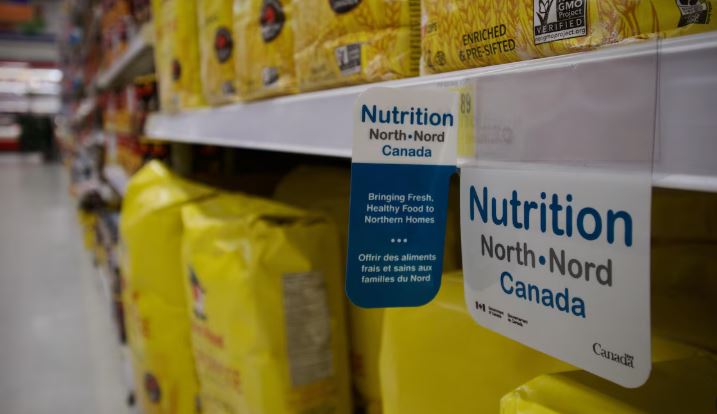Étagère d'épicerie avec enseigne qui dit Nutrition North Nord Canada, en décembre 2023 à Iqaluit, au Nunavut.