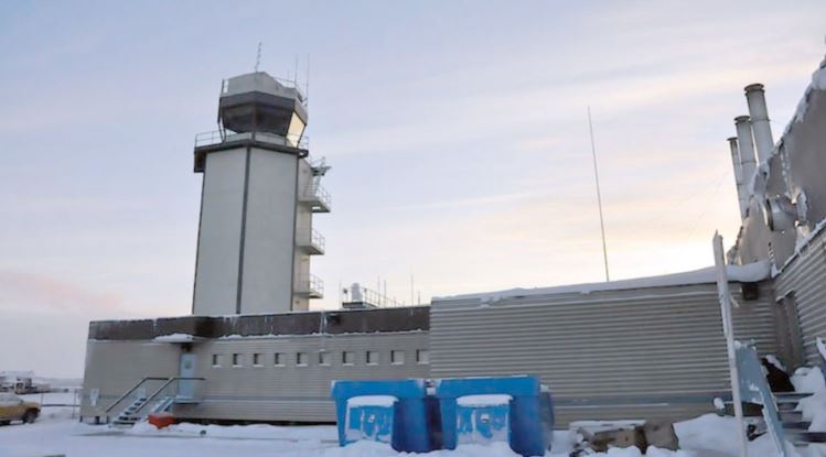 L’aéroport Mike Zubko d'Inuvik, dans les T.N.-O.
