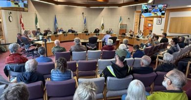 Presque tous les bancs de la salle du conseil municipal de Whitehorse sont occupés.