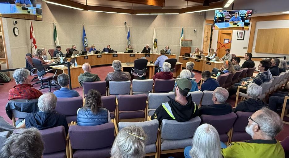 Presque tous les bancs de la salle du conseil municipal de Whitehorse sont occupés.