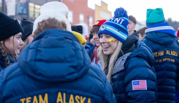 Des jeunes de l'Alaska à Whitehorse pour la cérémonie de fermeture des Jeux d'hiver de l'Arctique 2026.