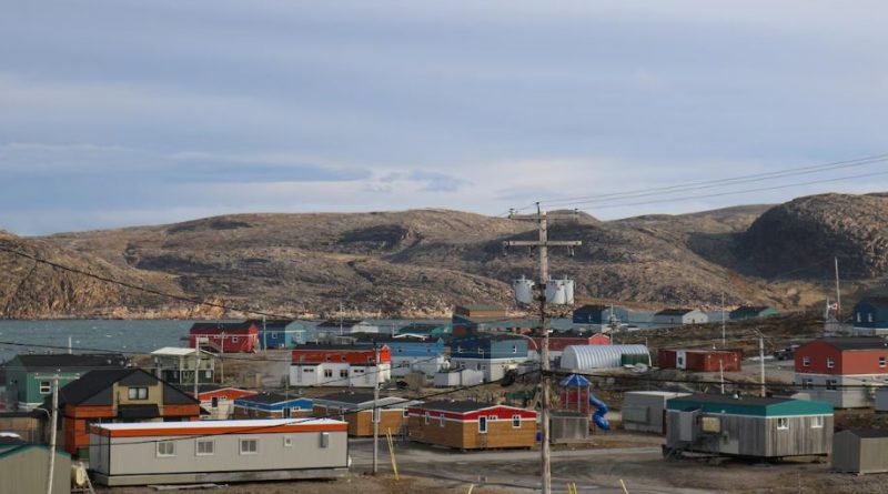 Des maisons colorées, la baie et juste après, des collines.